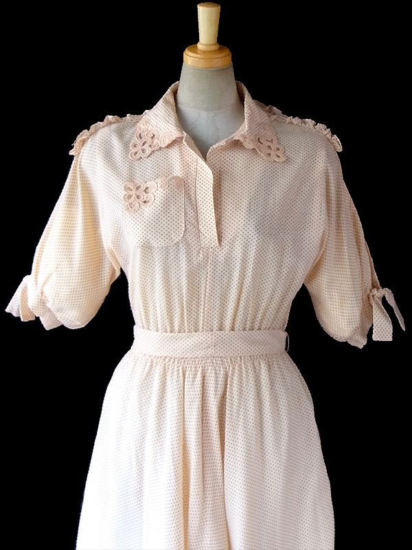 ヨーロッパ古着 フランス買い付け 60年代製 アプリコット 水玉 カットワークレースの襟・ポケット 共布ベルト付き ヴィンテージ ワンピース 17FC010