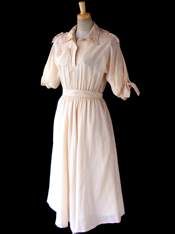 ヨーロッパ古着 フランス買い付け 60年代製 アプリコット 水玉 カットワークレースの襟・ポケット 共布ベルト付き ヴィンテージ ワンピース 17FC010