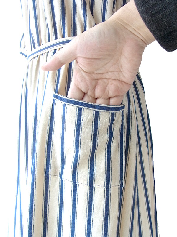 ヨーロッパ古着 フランス買い付け 70年代製 オフホワイト X ブルー ストライプ 共布ベルト付き ヴィンテージ ワンピース 17FC013