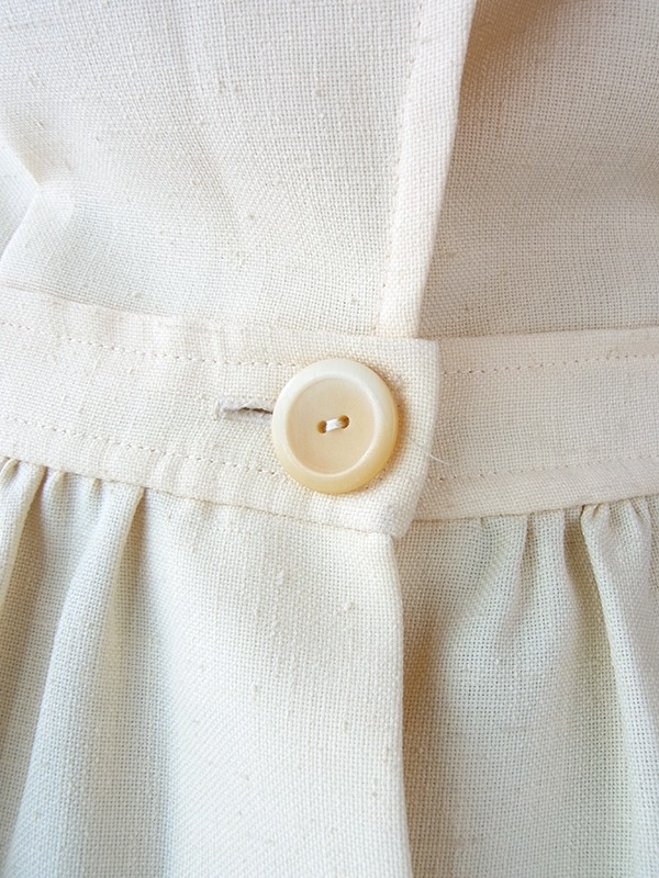 ヨーロッパ古着 フランス買い付け 60年代製 クリーム色 X 背面ボタン ポケット付き ヴィンテージ ワンピース 17FC020