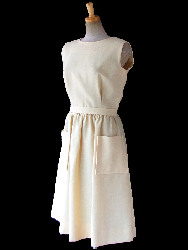 ヨーロッパ古着 フランス買い付け 60年代製 クリーム色 X 背面ボタン ポケット付き ヴィンテージ ワンピース 17FC020