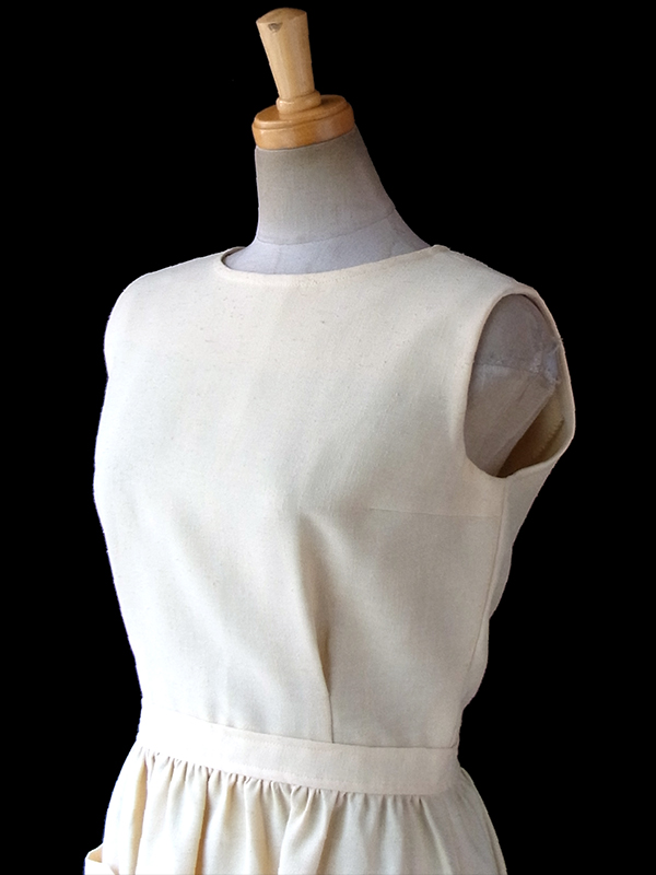 ヨーロッパ古着 フランス買い付け 60年代製 クリーム色 X 背面ボタン ポケット付き ヴィンテージ ワンピース 17FC020