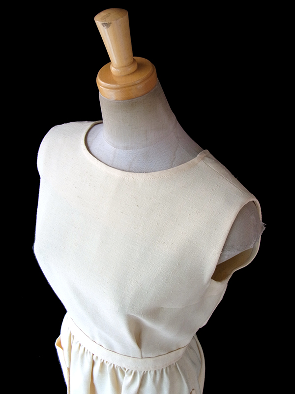 ヨーロッパ古着 フランス買い付け 60年代製 クリーム色 X 背面ボタン ポケット付き ヴィンテージ ワンピース 17FC020