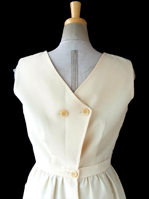 ヨーロッパ古着 フランス買い付け 60年代製 クリーム色 X 背面ボタン ポケット付き ヴィンテージ ワンピース 17FC020