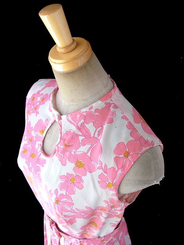 ヨーロッパ古着 フランス買い付け 70年代製 ピンク X 花柄 共布ベルト付き プリーツ ワンピース 17FC307