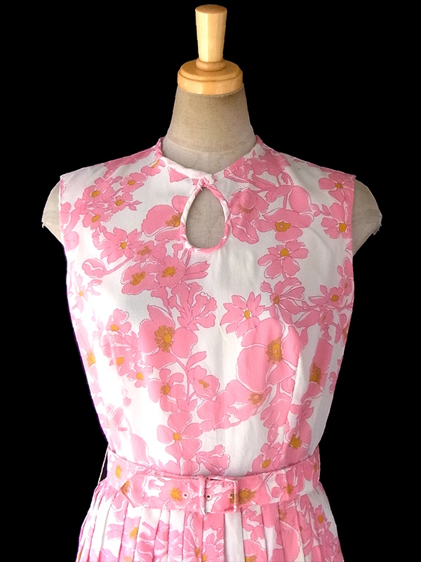 ヨーロッパ古着 フランス買い付け 70年代製 ピンク X 花柄 共布ベルト付き プリーツ ワンピース 17FC307