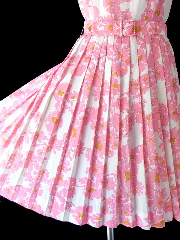 ヨーロッパ古着 フランス買い付け 70年代製 ピンク X 花柄 共布ベルト付き プリーツ ワンピース 17FC307