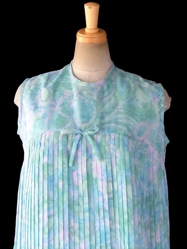 ヨーロッパ古着 フランス買い付け 60年代製 水色 X 水彩のような淡い模様 シフォン地 プリーツ ワンピース 17FC321