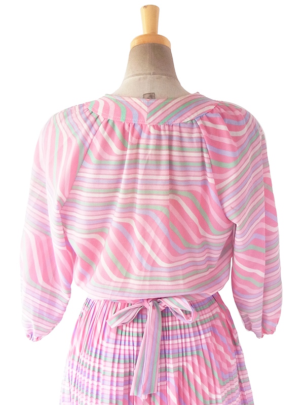 ヨーロッパ古着 70年代フランス製 ピンクを基調としたパステルカラー  共布ベルト付き プリーツ ワンピース 17FC415