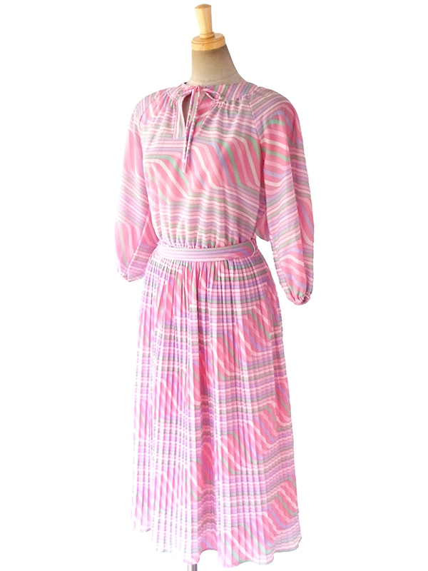 ヨーロッパ古着 70年代フランス製 ピンクを基調としたパステルカラー  共布ベルト付き プリーツ ワンピース 17FC415