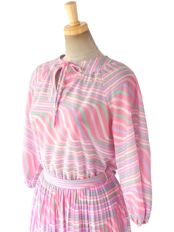 ヨーロッパ古着 70年代フランス製 ピンクを基調としたパステルカラー  共布ベルト付き プリーツ ワンピース 17FC415