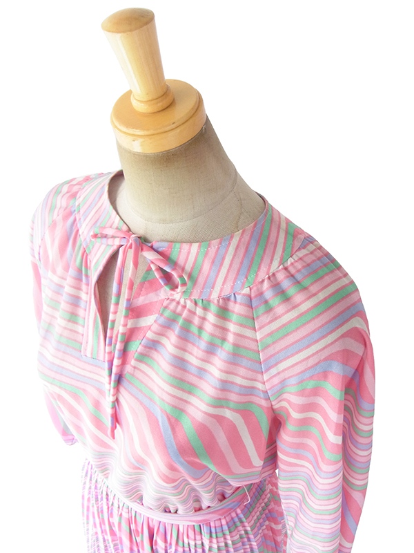 ヨーロッパ古着 70年代フランス製 ピンクを基調としたパステルカラー  共布ベルト付き プリーツ ワンピース 17FC415