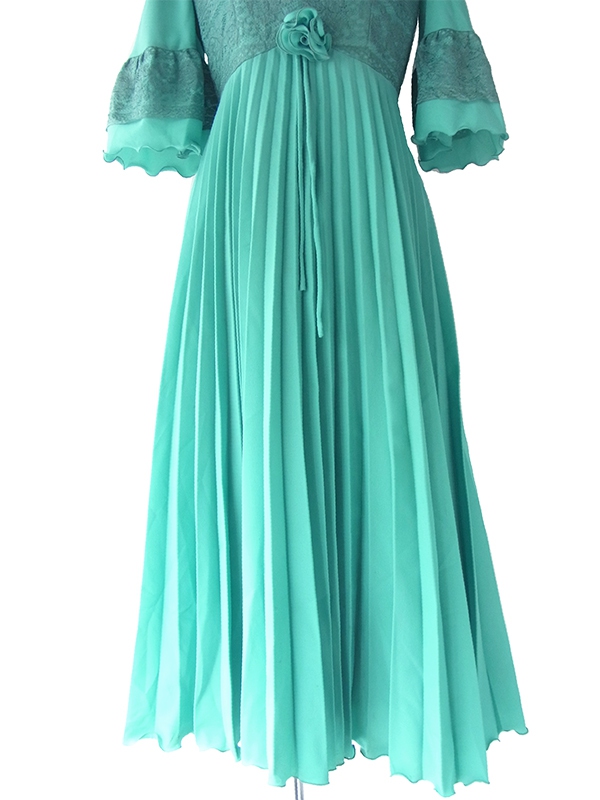 ヨーロッパ古着 ロンドン買い付け 70年代製 エメラルドブルー X 花柄レース 薔薇コサージュ きれいなプリーツのロングドレス 17OM006