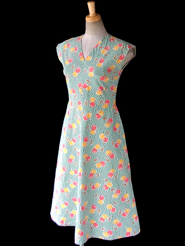 ヨーロッパ古着 ロンドン買い付け 60年代製 グリーン X カラフルなチェリー柄・ストライプ ヴィンテージ ワンピース 17OM112