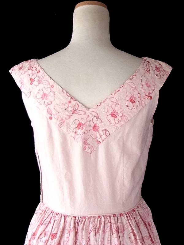 ヨーロッパ古着 ロンドン買い付け 60年代製 ピンク X 繊細な花柄刺繍 ヴィンテージ ワンピース 17OM326