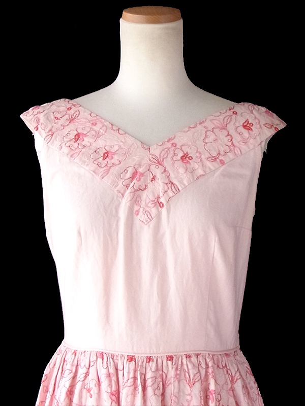 ヨーロッパ古着 ロンドン買い付け 60年代製 ピンク X 繊細な花柄刺繍 ヴィンテージ ワンピース 17OM326