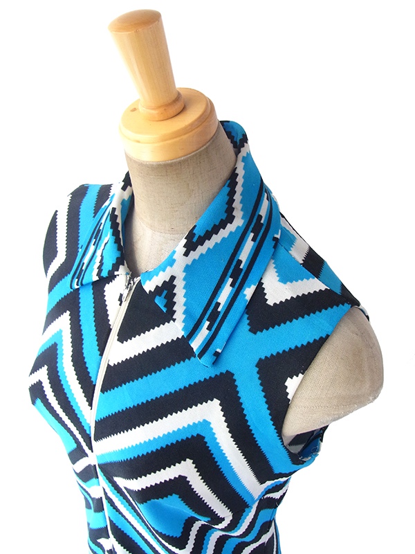 ヨーロッパ古着 ロンドン買い付け 70年代製 ブルー X ブラック・ホワイト 幾何学模様 フロントジップ ワンピース 17OM333