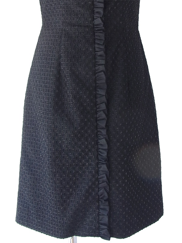 ヨーロッパ古着 ロンドン買い付け 70年代製 ブラック X 格子柄のパイピングが織り込まれた生地 ひだ飾り ヴィンテージ ドレス 17OM645
