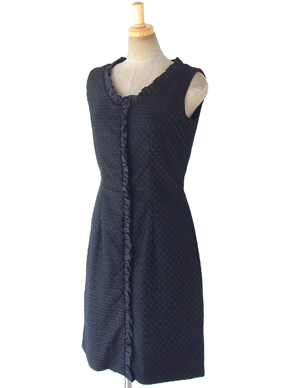 ヨーロッパ古着 ロンドン買い付け 70年代製 ブラック X 格子柄のパイピングが織り込まれた生地 ひだ飾り ヴィンテージ ドレス 17OM645