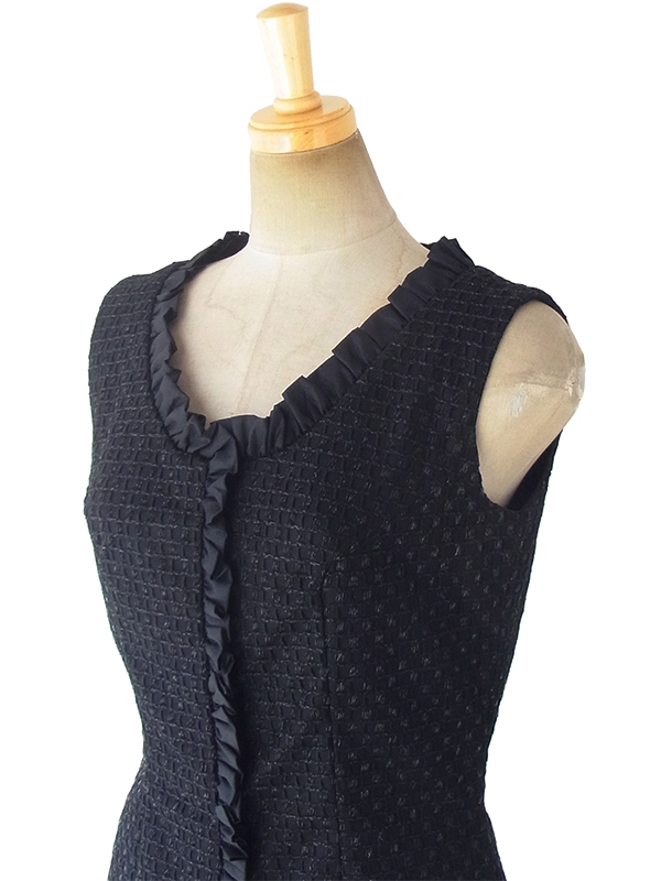 ヨーロッパ古着 ロンドン買い付け 70年代製 ブラック X 格子柄のパイピングが織り込まれた生地 ひだ飾り ヴィンテージ ドレス 17OM645