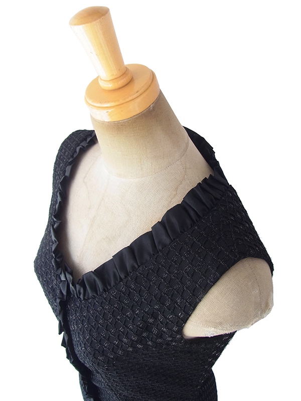 ヨーロッパ古着 ロンドン買い付け 70年代製 ブラック X 格子柄のパイピングが織り込まれた生地 ひだ飾り ヴィンテージ ドレス 17OM645