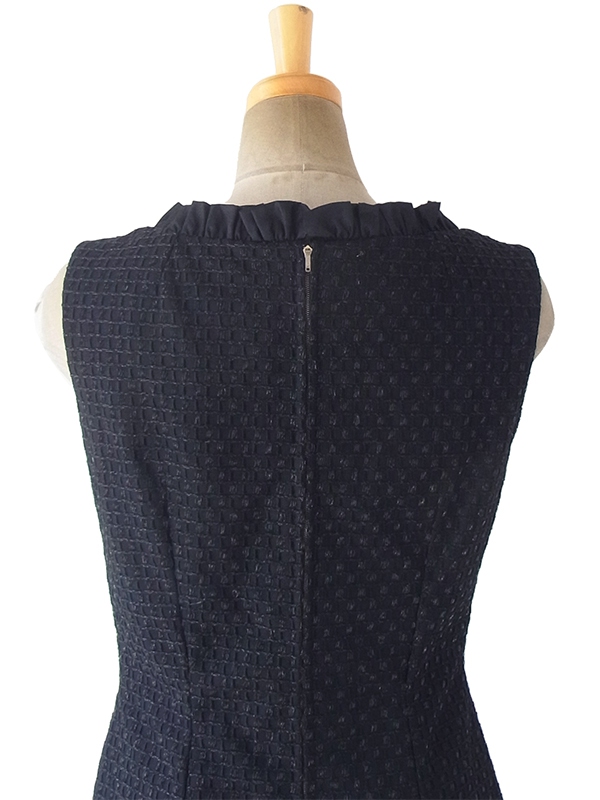 ヨーロッパ古着 ロンドン買い付け 70年代製 ブラック X 格子柄のパイピングが織り込まれた生地 ひだ飾り ヴィンテージ ドレス 17OM645