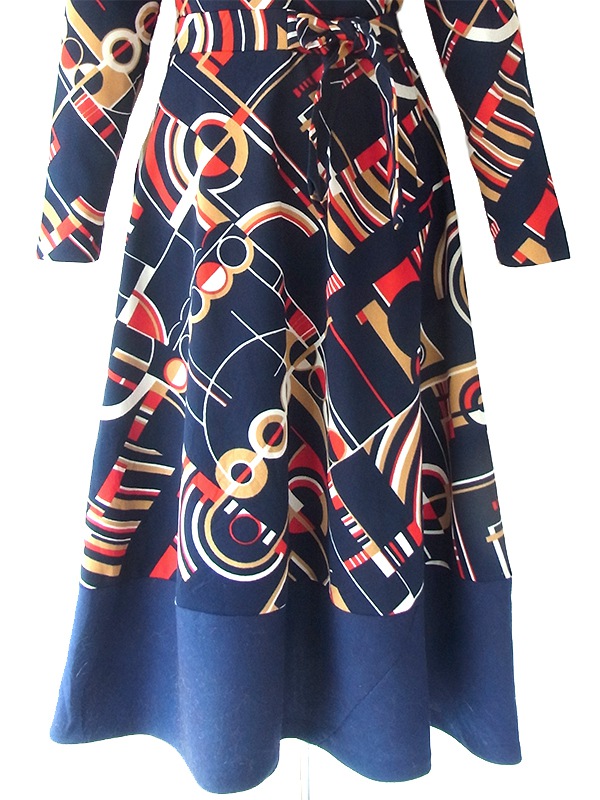 ヨーロッパ古着 ロンドン買い付け 70年代製 ネイビー X レッド・ホワイト・ベージュ レトロ柄 固定ベルト付き ワンピース 17OM803
