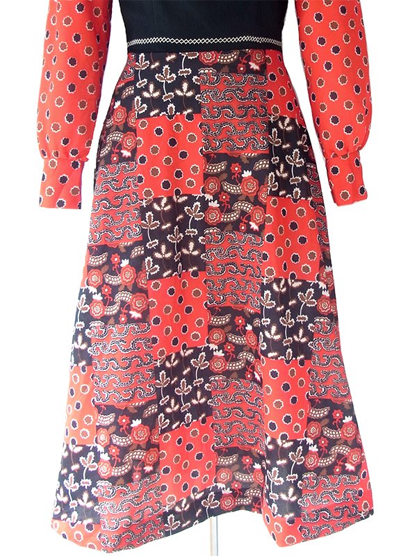 ヨーロッパ古着 ロンドン買い付け 70年代製 レッド X ブラック 生地切り返し レトロ柄 ロング ワンピース 17OM806
