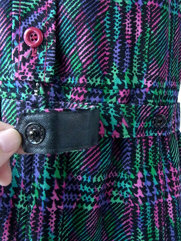 ヨーロッパ古着 ロンドン買い付け 70年代製 グリーン・ピンク・パープル X レトロ柄 共布ベルト付き ヴィンテージ ワンピース 17OM909