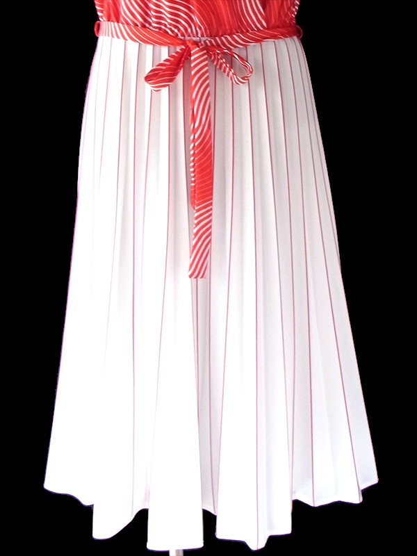 ヨーロッパ古着 ロンドン買い付け 70年代製 レッド X ホワイト 波模様 X アンブレラプリーツ レトロ ワンピース 18BS006