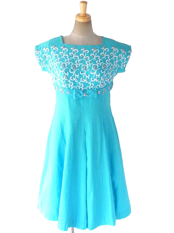 【送料無料】ヨーロッパ古着 ロンドン買い付け 60年代製 水色 X ホワイト刺繍・ラインストーン リボン付き ヴィンテージ ワンピース 18BS011【ヨーロッパ古着】