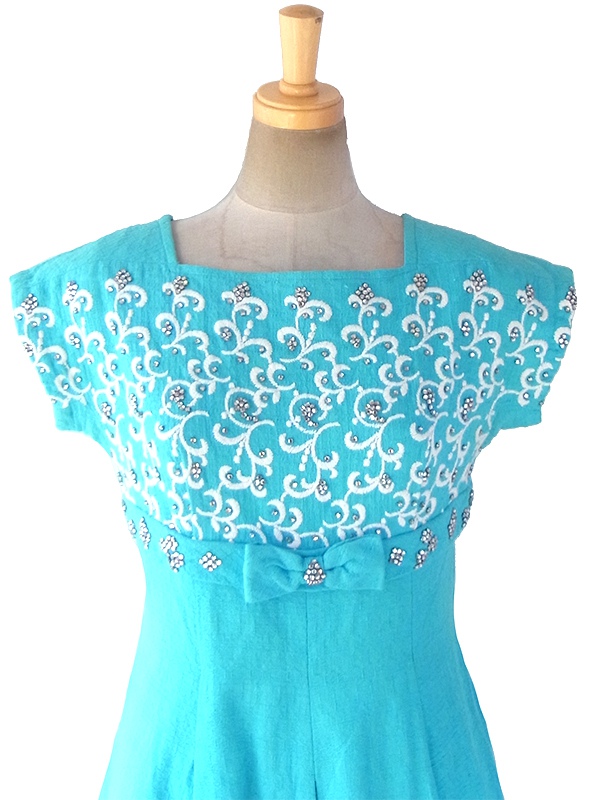 【送料無料】ヨーロッパ古着 ロンドン買い付け 60年代製 水色 X ホワイト刺繍・ラインストーン リボン付き ヴィンテージ ワンピース 18BS011【ヨーロッパ古着】