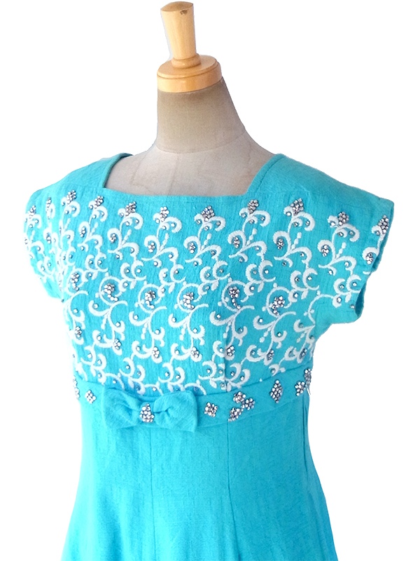 【送料無料】ヨーロッパ古着 ロンドン買い付け 60年代製 水色 X ホワイト刺繍・ラインストーン リボン付き ヴィンテージ ワンピース 18BS011【ヨーロッパ古着】