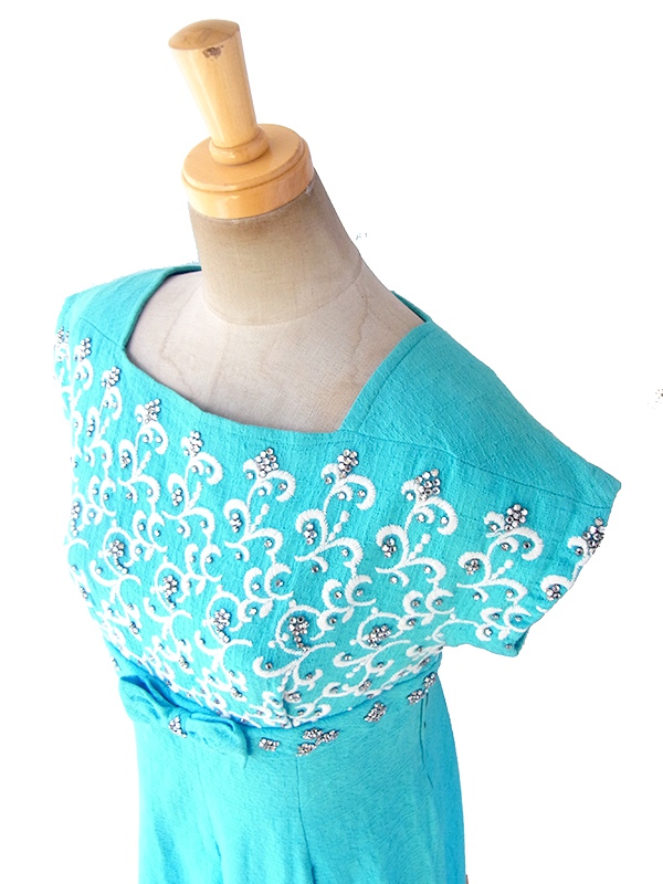 【送料無料】ヨーロッパ古着 ロンドン買い付け 60年代製 水色 X ホワイト刺繍・ラインストーン リボン付き ヴィンテージ ワンピース 18BS011【ヨーロッパ古着】