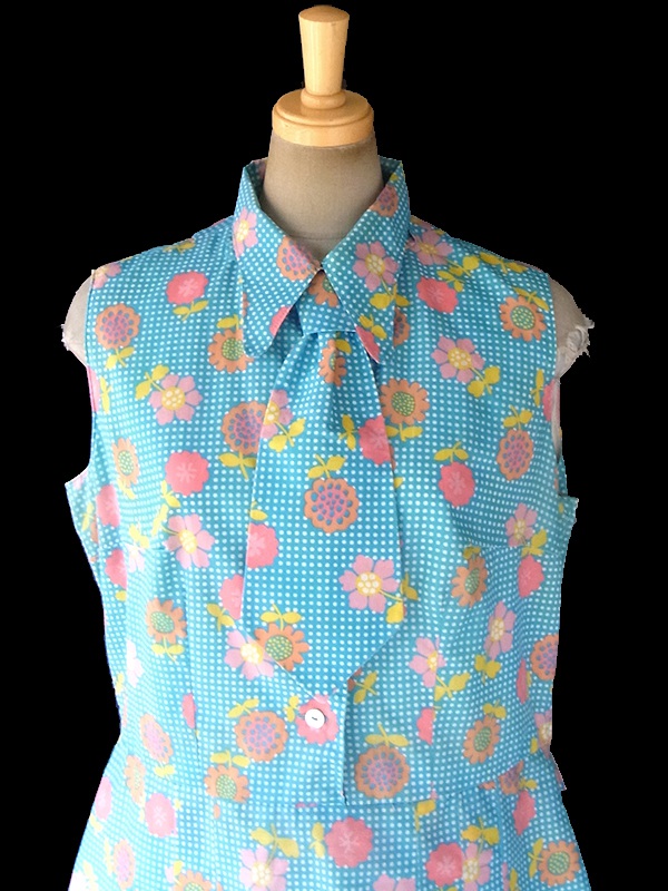 ヨーロッパ古着 ロンドン買い付け 70年代製 水色 X カラフル花柄・ホワイト水玉 着脱可能なネクタイ付き ワンピース 18BS124