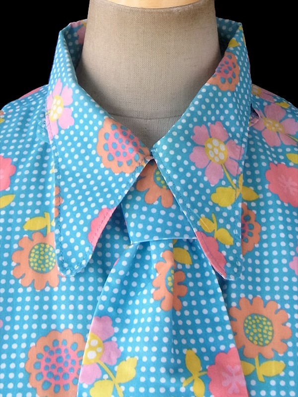 ヨーロッパ古着 ロンドン買い付け 70年代製 水色 X カラフル花柄・ホワイト水玉 着脱可能なネクタイ付き ワンピース 18BS124