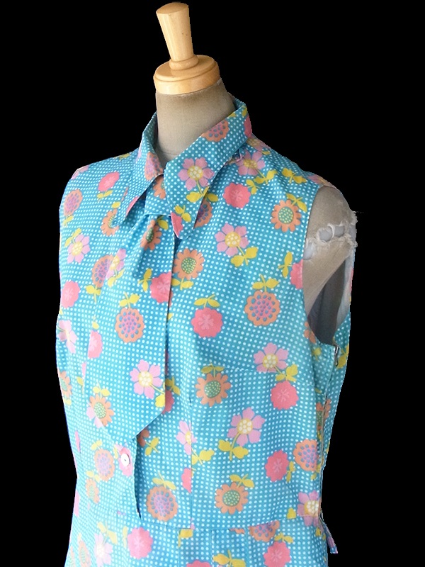 ヨーロッパ古着 ロンドン買い付け 70年代製 水色 X カラフル花柄・ホワイト水玉 着脱可能なネクタイ付き ワンピース 18BS124