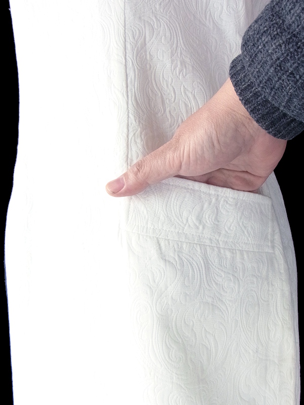 ヨーロッパ古着 フランス買い付け 60年代製 ホワイト X 凹凸でカシミール模様が浮かぶ生地 ポケット付き ワンピース 18FC112