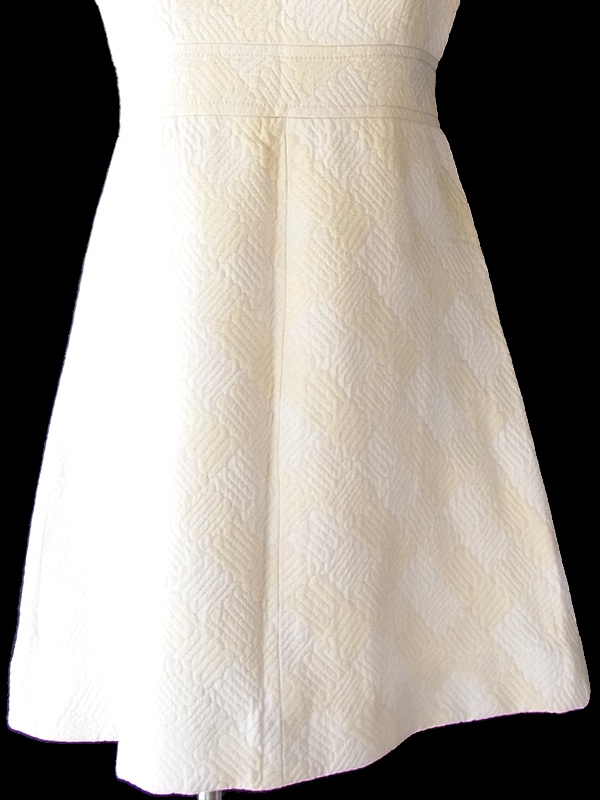 ヨーロッパ古着 フランス買い付け 60年代製 ホワイト X アイボリー 凹凸で幾何学模様の浮かぶ生地 ヴィンテージ ワンピース 18FC205