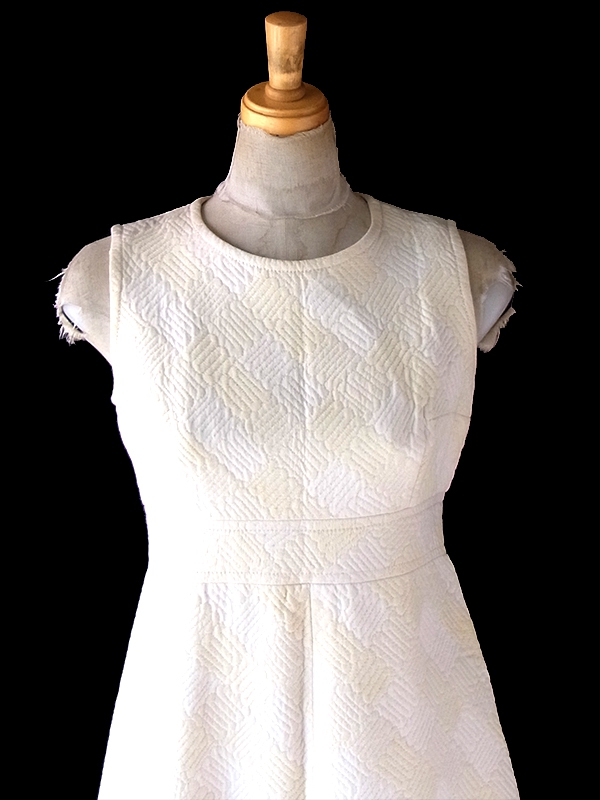 ヨーロッパ古着 フランス買い付け 60年代製 ホワイト X アイボリー 凹凸で幾何学模様の浮かぶ生地 ヴィンテージ ワンピース 18FC205