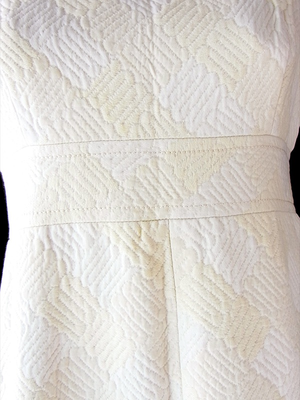 ヨーロッパ古着 フランス買い付け 60年代製 ホワイト X アイボリー 凹凸で幾何学模様の浮かぶ生地 ヴィンテージ ワンピース 18FC205