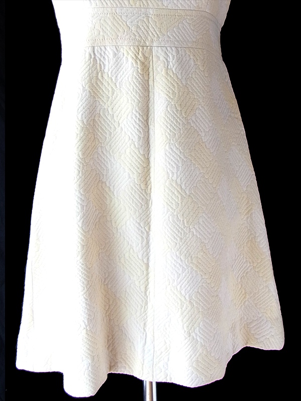 ヨーロッパ古着 フランス買い付け 60年代製 ホワイト X アイボリー 凹凸で幾何学模様の浮かぶ生地 ヴィンテージ ワンピース 18FC205