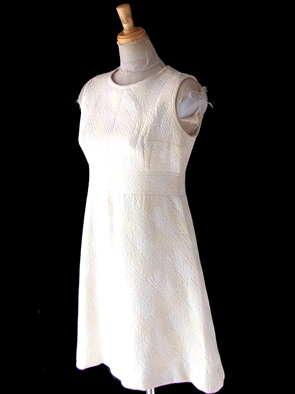ヨーロッパ古着 フランス買い付け 60年代製 ホワイト X アイボリー 凹凸で幾何学模様の浮かぶ生地 ヴィンテージ ワンピース 18FC205