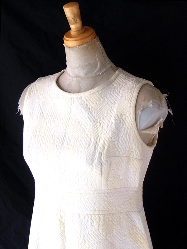 ヨーロッパ古着 フランス買い付け 60年代製 ホワイト X アイボリー 凹凸で幾何学模様の浮かぶ生地 ヴィンテージ ワンピース 18FC205