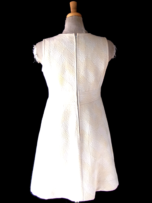 ヨーロッパ古着 フランス買い付け 60年代製 ホワイト X アイボリー 凹凸で幾何学模様の浮かぶ生地 ヴィンテージ ワンピース 18FC205