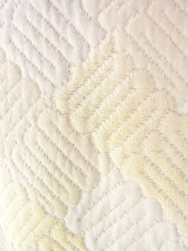 ヨーロッパ古着 フランス買い付け 60年代製 ホワイト X アイボリー 凹凸で幾何学模様の浮かぶ生地 ヴィンテージ ワンピース 18FC205