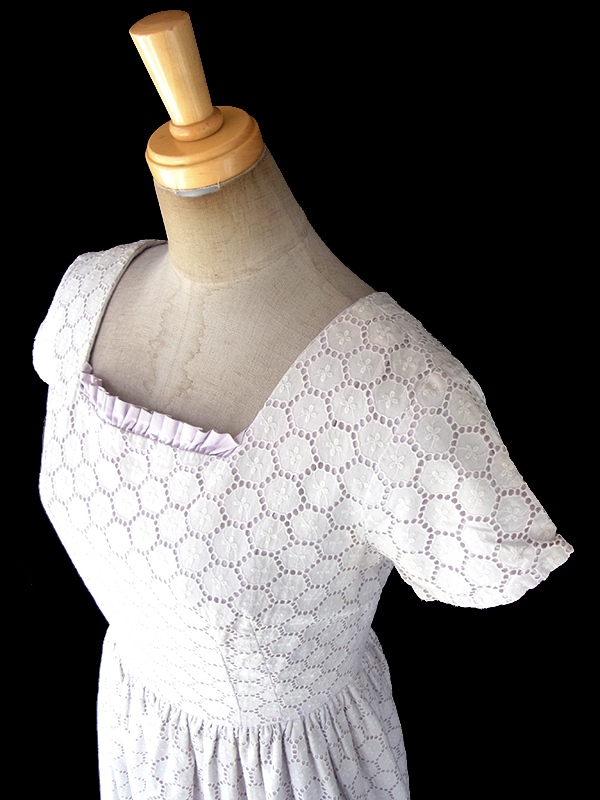 ヨーロッパ古着 フランス買い付け 60年代製 ホワイト X ラベンダー 花柄刺繍入りカットレース ヴィンテージ ワンピース 18FC219