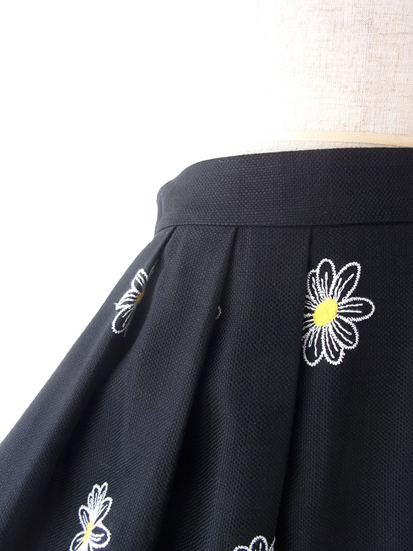 ヨーロッパ古着 フランス買い付け 70年代製 ブラック X ホワイト・イエロー花柄刺繍 ヴィンテージ スカート 18FC220