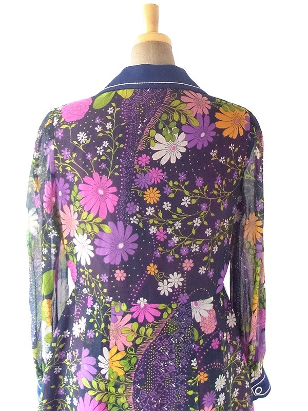 ヨーロッパ古着 フランス買い付け 60年代製 ネイビー X カラフルな花柄がガーゼ風生地に描かれた ワンピース 18FC601