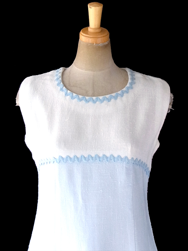 ヨーロッパ古着 フランス買い付け 60年代製 ホワイト X やわらかな水色 山道テープ ヴィンテージ ワンピース 19FC001